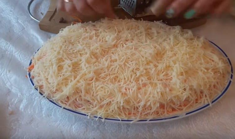 natrljajte sir na vrhu, a zelena salata je spremna za čovjekove suze.