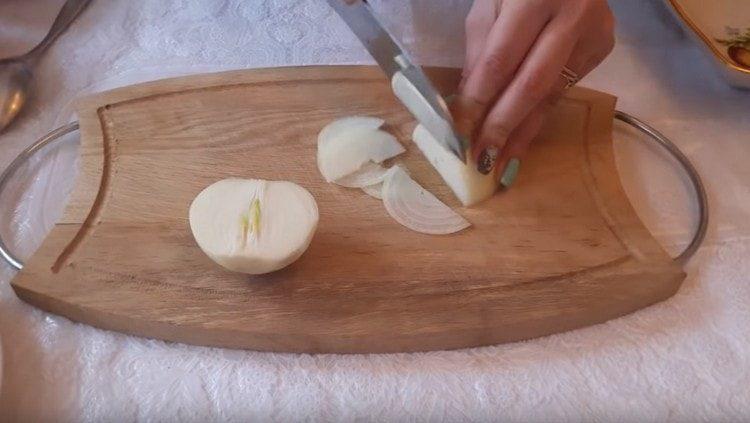 Cut the onion in half rings.