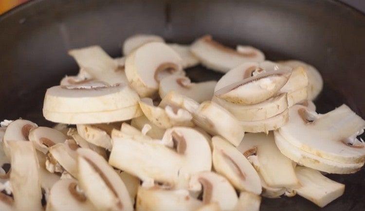 Faire frire les champignons dans une poêle.