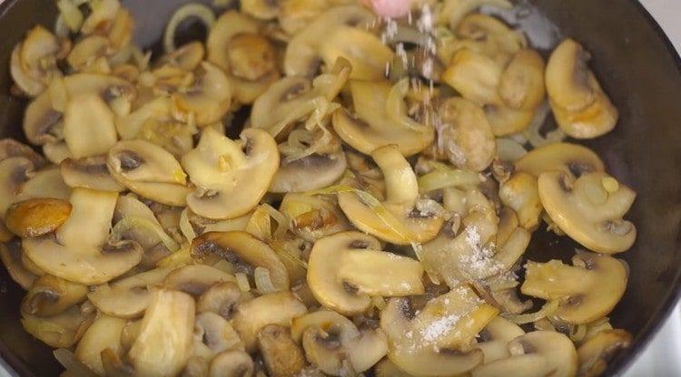 Salt mushrooms with onions