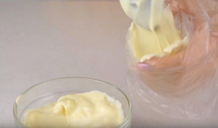 Nous aurons aussi besoin de mayonnaise.