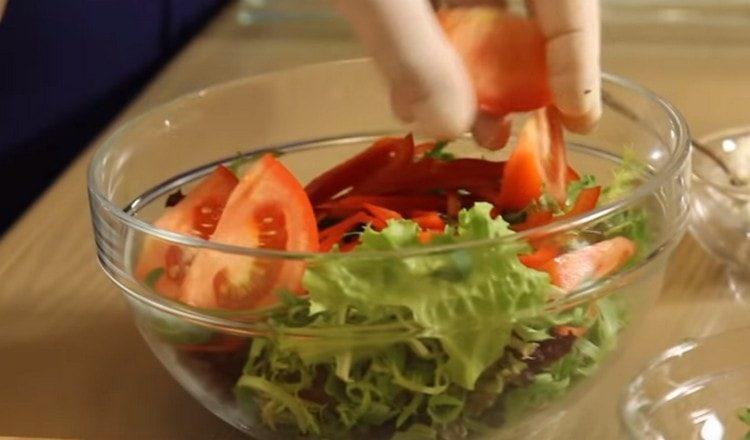 chop the tomatoes and add to the pepper and salad.