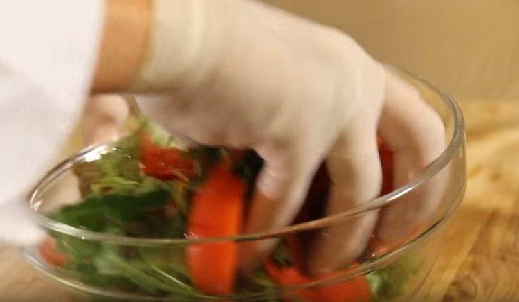 Habillez les légumes de sauce et mélangez doucement avec vos mains.