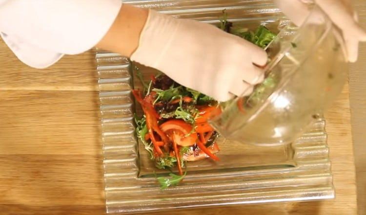 Prekrasno rasporedite biljnu komponentu salate na jelo.