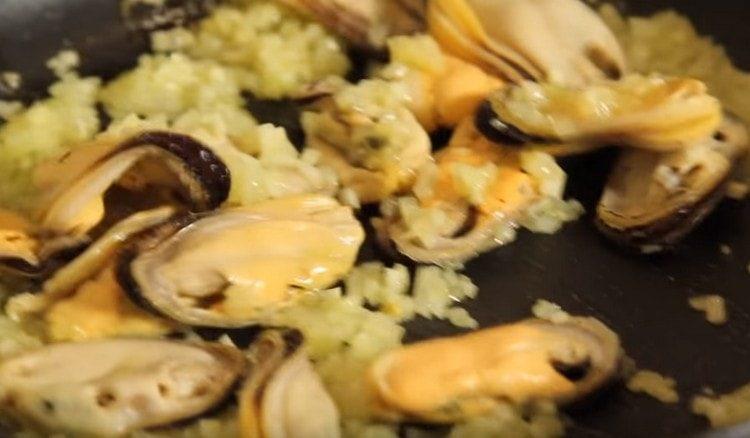 Add mussels to the pan.