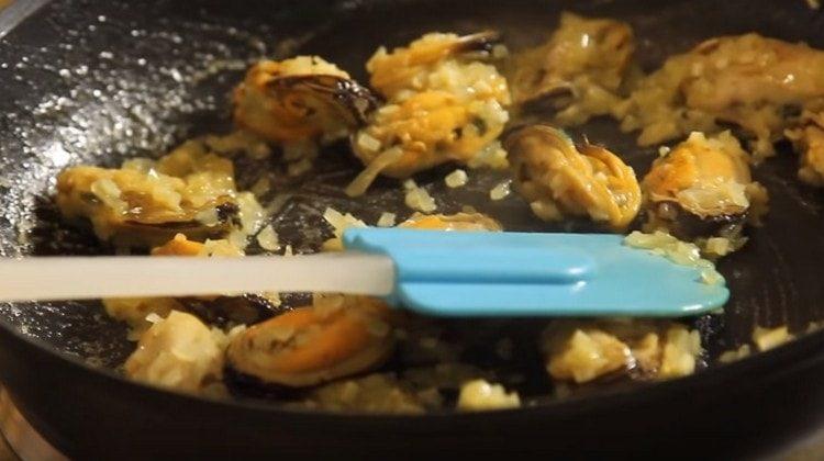 When the wine evaporates, remove the pan with mussels from the stove.