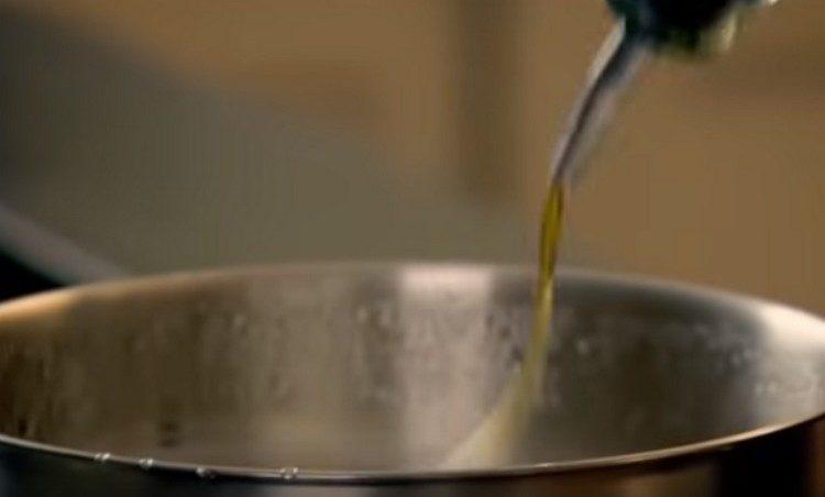 En una cacerola, hierva el agua, agregue sal, agregue aceite de oliva.