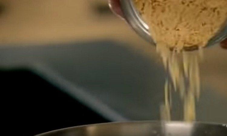 Vierta la pasta de orzo en agua hirviendo.