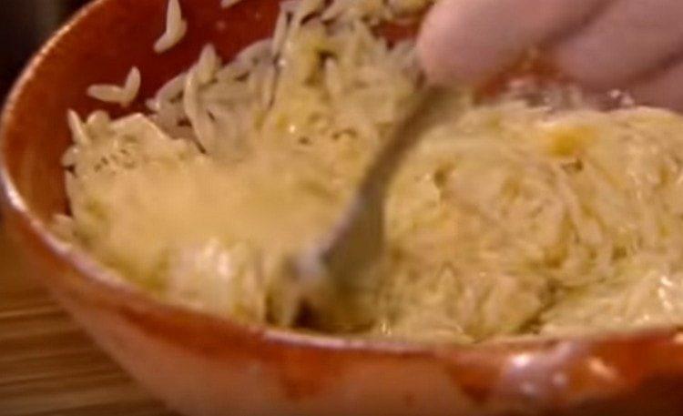 Kuhanu tjesteninu pomiješajte s preljevom