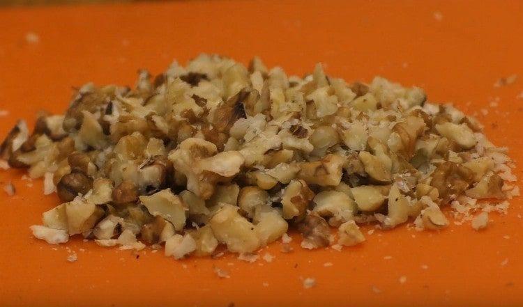 Finely chop walnuts with a knife.