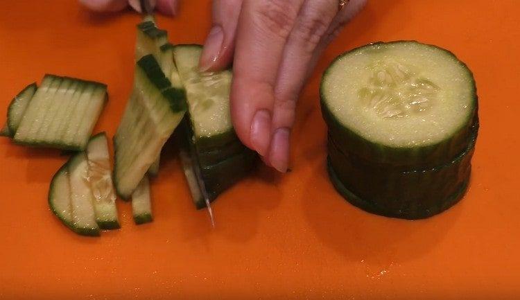 Cortar el jamón y el pepino fresco en tiras.