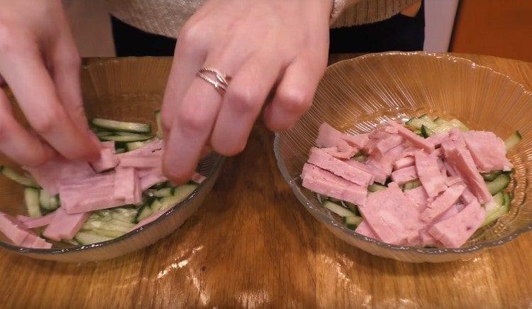 On top of the cucumbers, spread the ham.