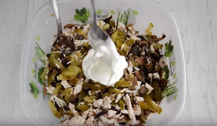 We season salad with yogurt, sour cream or mayonnaise.