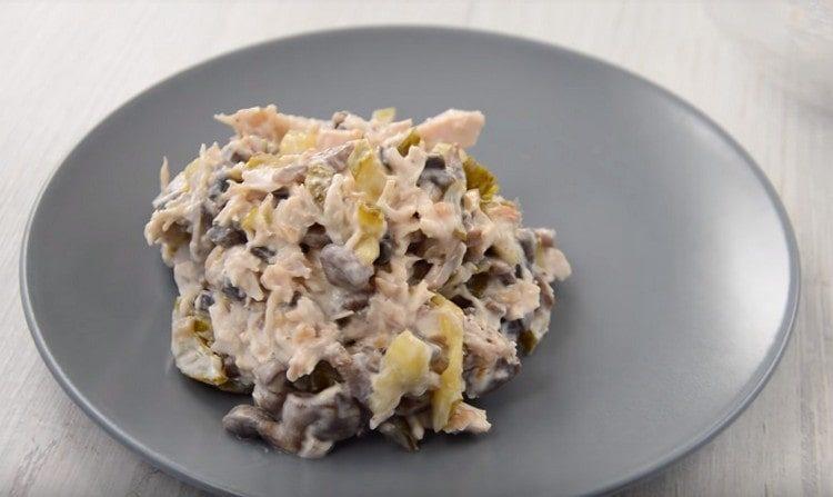 This salad with mushrooms and chicken is very tasty and satisfying.