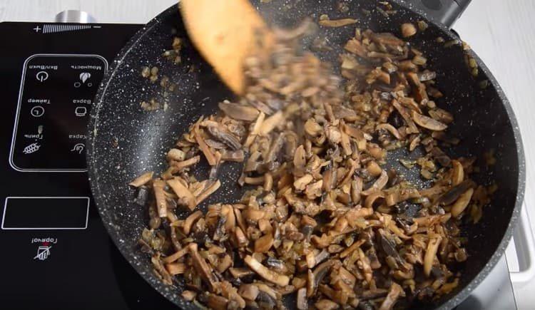 Ajouter les champignons dans la poêle et les faire frire jusqu'à ce que l'humidité s'évapore.