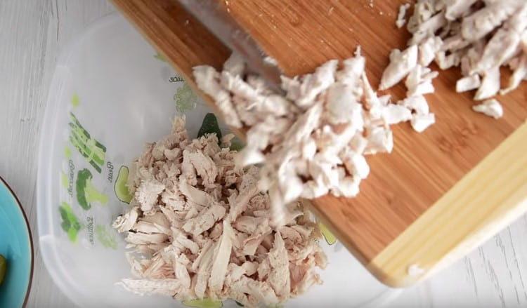 Coupez le filet en lanières et mettez-le dans un bol pour faire une salade.