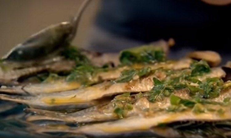 Water the sardines with gremolata.