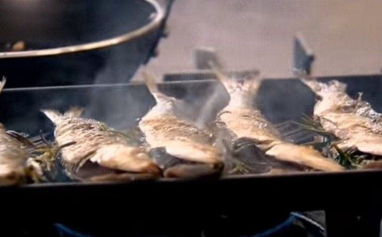 Freír las sardinas en una sartén a la parrilla.