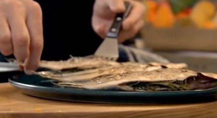 Nous déposons des sardines sur les plats pour servir.