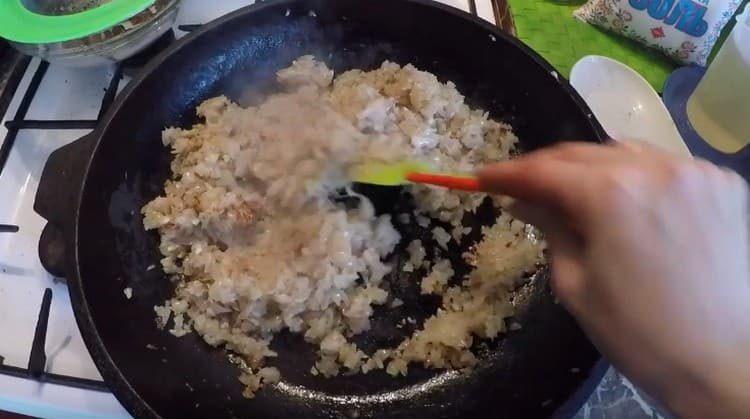 freír las cebollas en una sartén.