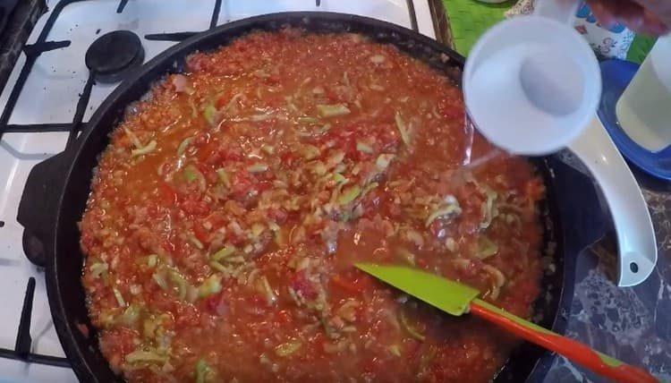 Cocine la sopa de remolacha, agregue vinagre al final.