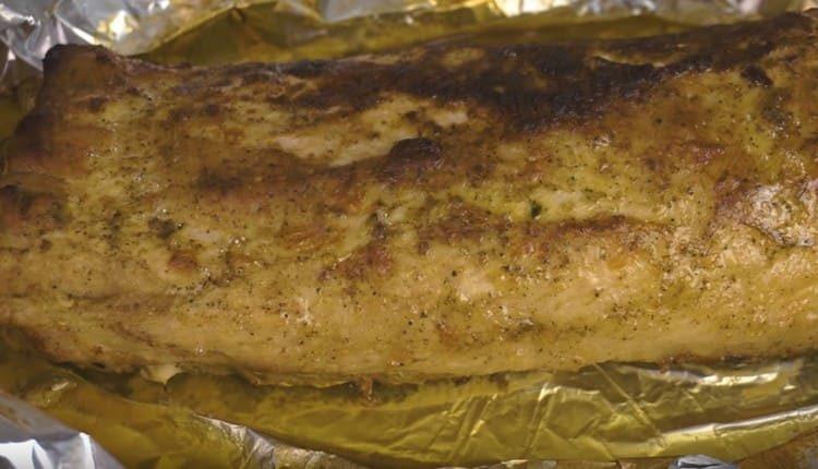 El cerdo al horno, cocinado de acuerdo con esta receta, es suave y jugoso.