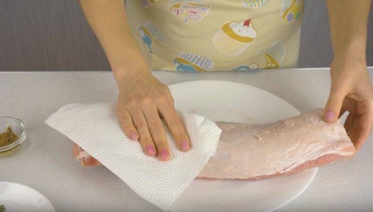 laver le porc et éponger avec du papier absorbant.