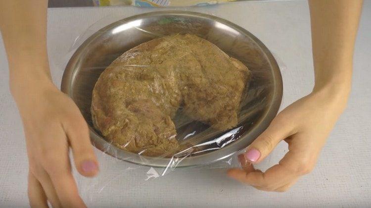 Extendemos la carne en un bol, la tapamos con film transparente y la ponemos marinada en el refrigerador.