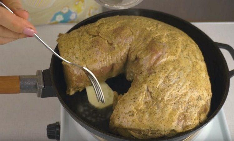 Faites frire la viande dans une casserole avec l'ajout de beurre.