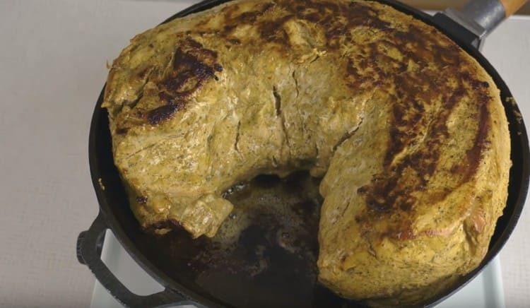 dans une casserole, la viande doit être frite des deux côtés.