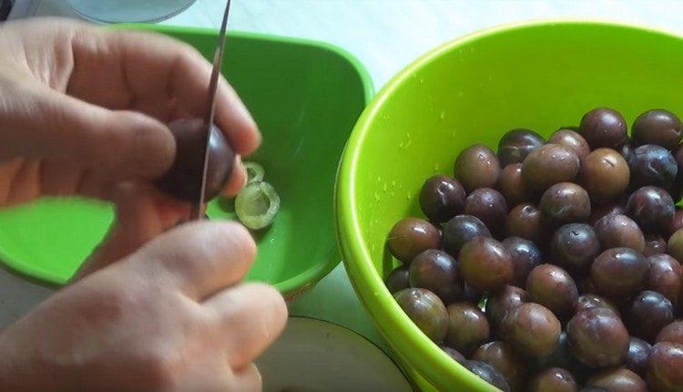 Cut the washed plums in half and remove the seeds.