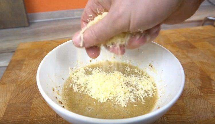 Ajouter le parmesan râpé à la sauce.