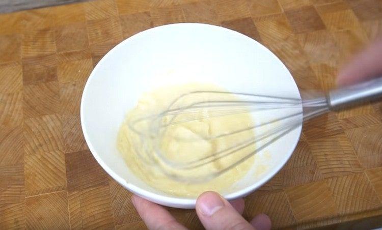 Put mayonnaise in a bowl.
