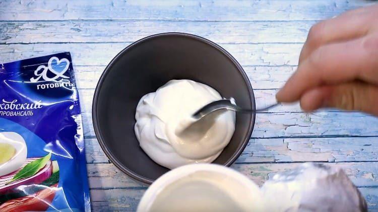 poner crema agria en un tazón.
