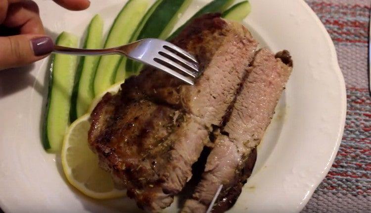 Le steak de porc est juteux et savoureux.