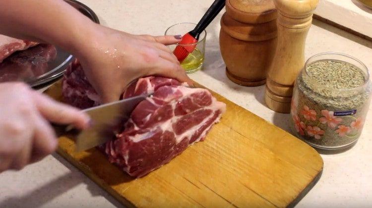 À partir d'un morceau de collier, coupez la viande en tranches par portions.