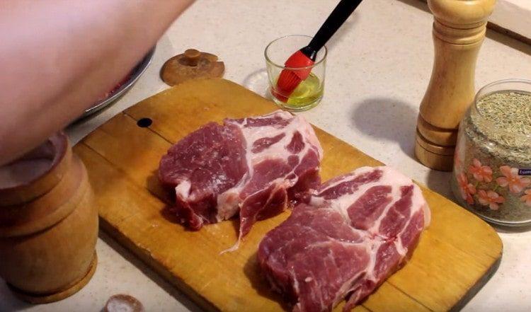 Posez les steaks sur le plateau, salez et poivrez.