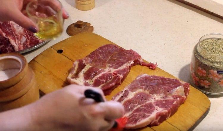 graisser la viande avec de l'huile d'olive