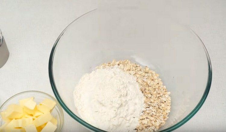 verser la farine d'avoine et la farine dans un bol.