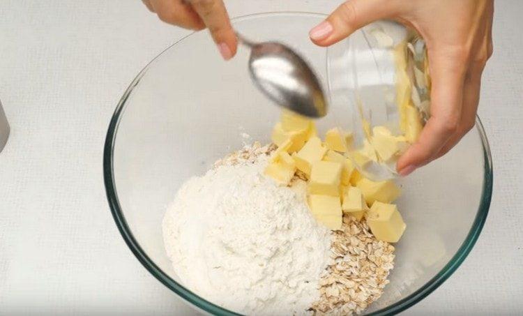 Ajouter le beurre ramolli.