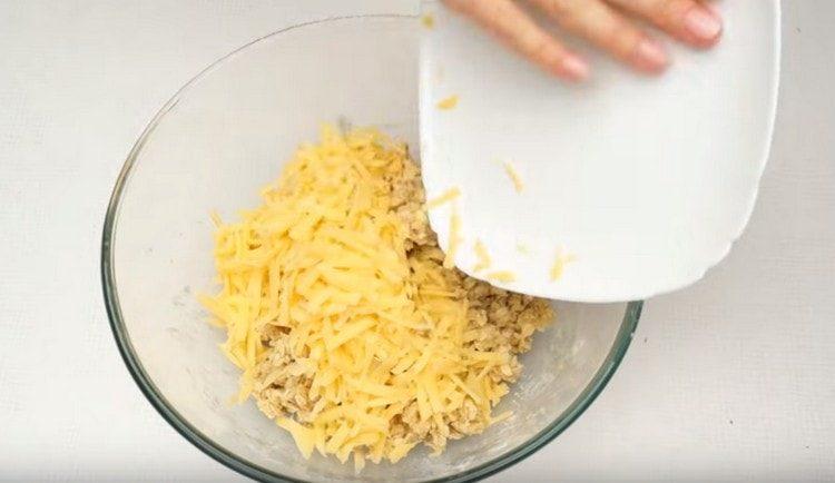 U masu dodajte naribani sir.