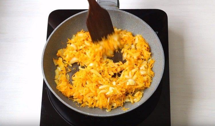 Fry onion with carrots in oil.