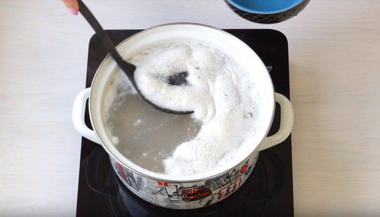 We bring the broth to a boil, remove the foam with a slotted spoon.
