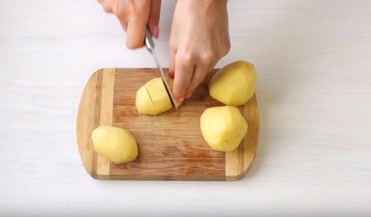 Couper les pommes de terre en dés.