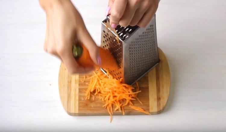 Rub the carrots on a grater.