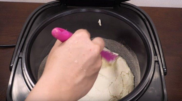 Top graisser la future casserole avec de la crème sure.
