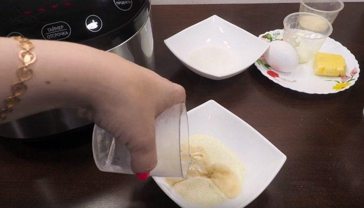 Faire infuser la semoule avec de l'eau bouillante et mélanger.