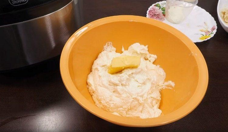 Ajouter le beurre ramolli à la masse de caillé.