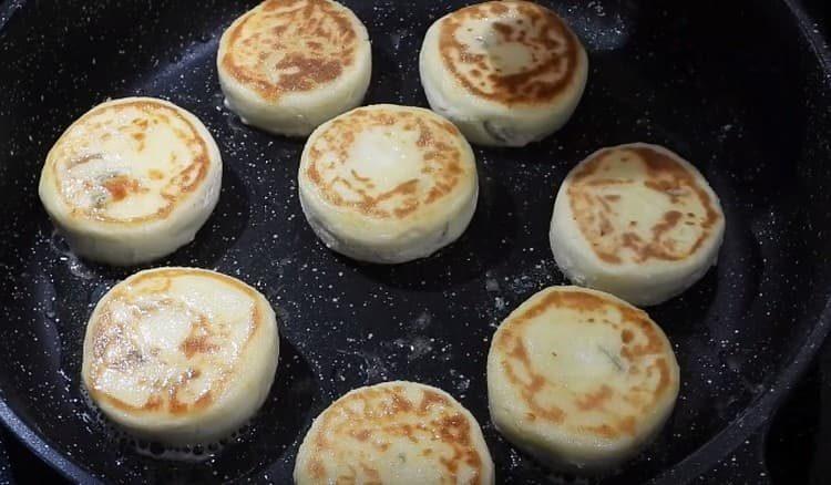 First, lightly fry the cottage cheese in a pan.