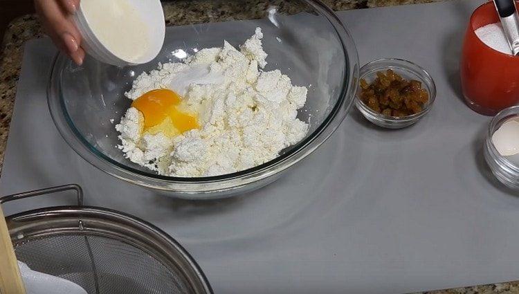Agregue el huevo y la sémola también.
